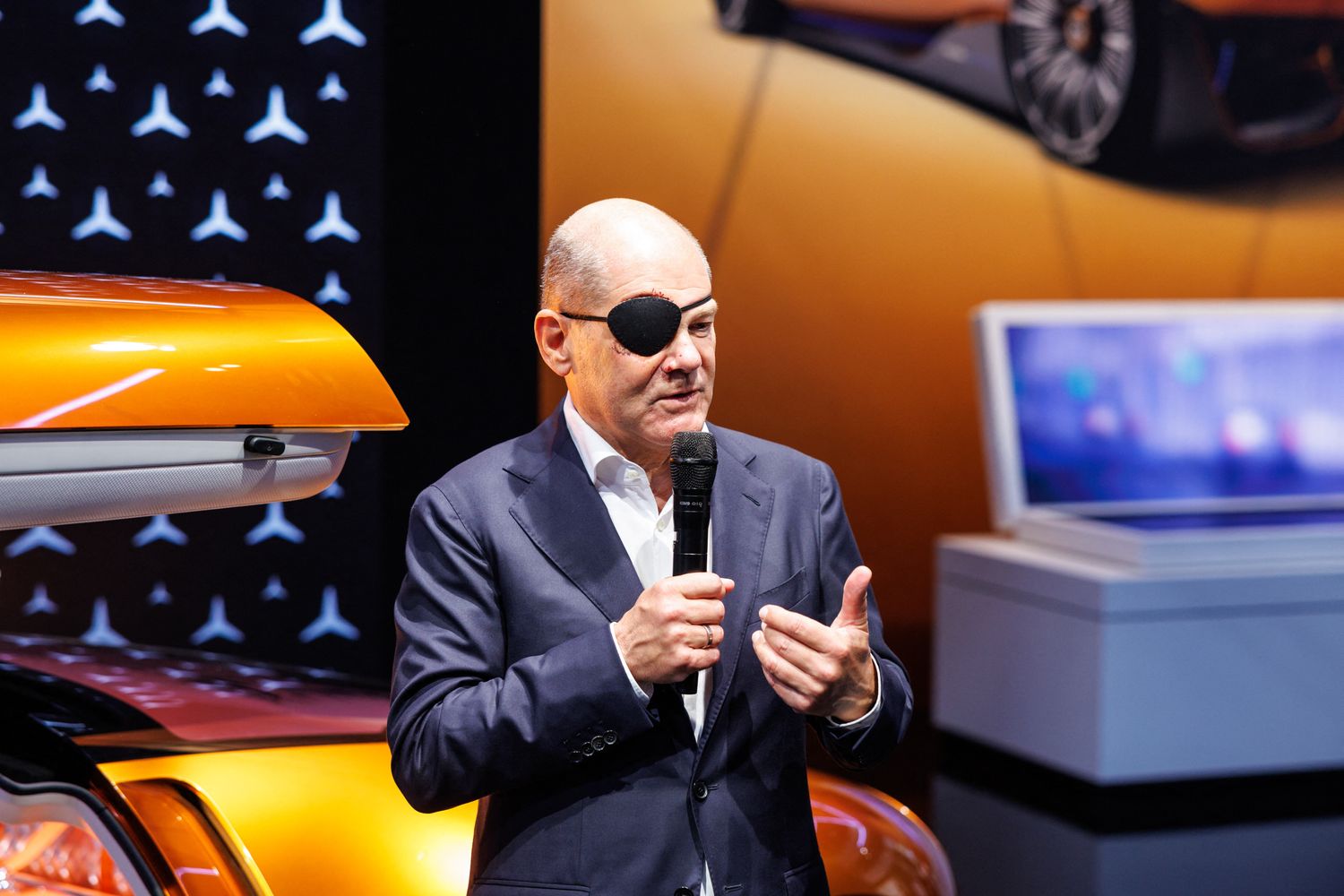 Il cancelliere&nbsp;Olaf Scholz visita lo stand della Mercedes Benz al Salone dell'auto di Monaco