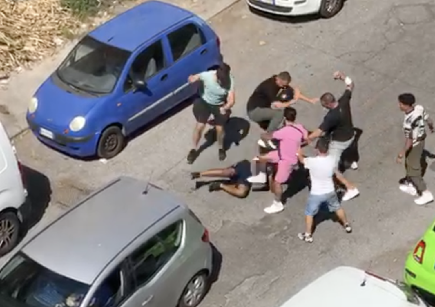 tenta rapinare anziana roma pestato da folla