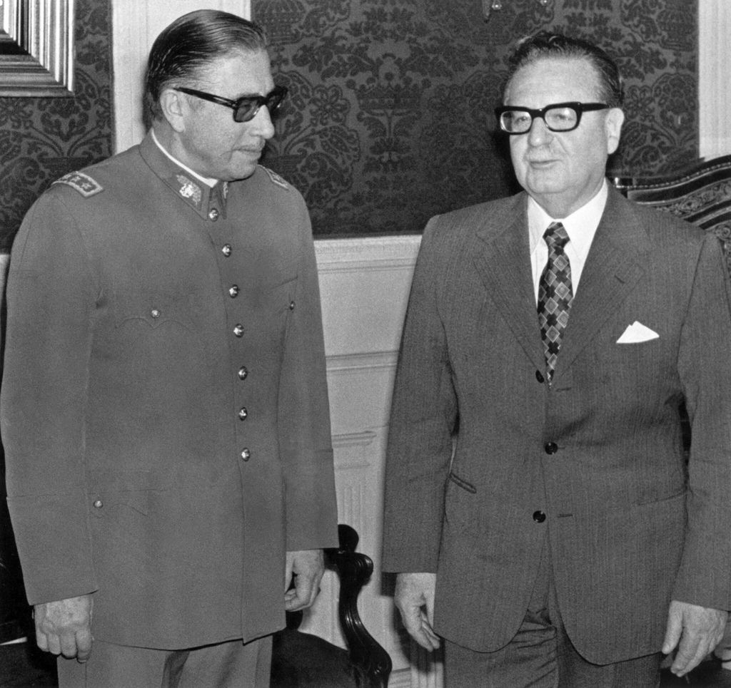 Allende e Pinochet, un mese prima del golpe