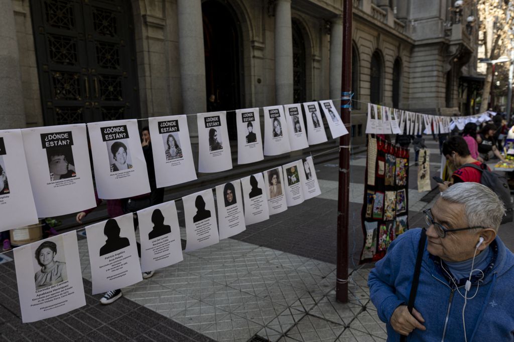 Fotografie di donne 'desaparecidas' compaiono in un memorial in Cile&nbsp;