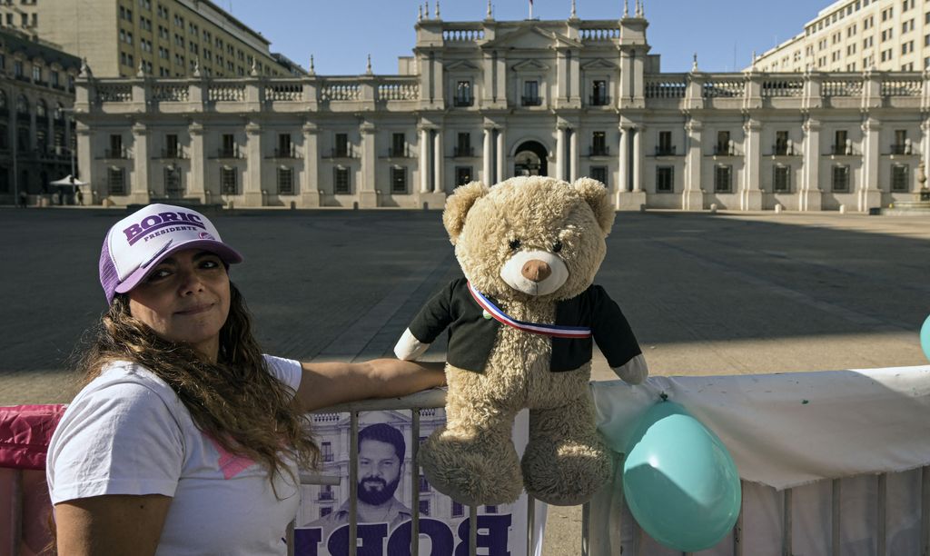 Una sostenitrice di Boric in posa davanti al palacio de la Moneda
