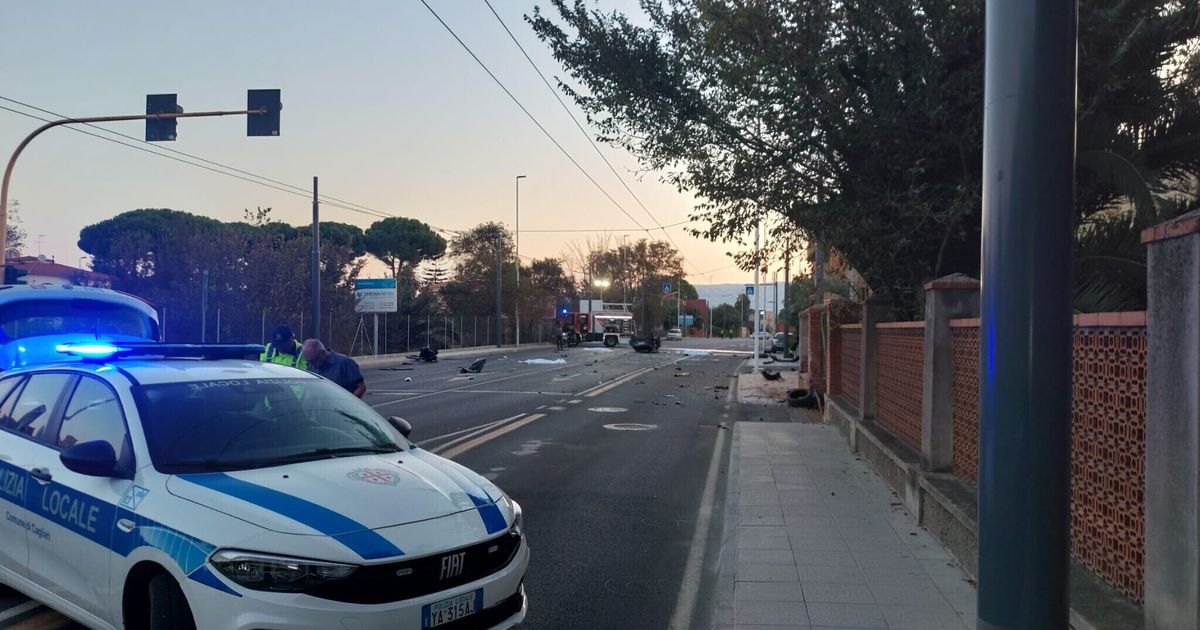 Travolta da un camion alla fermata del bus, muore una 15enne