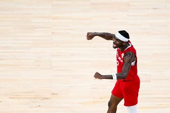 Il campione di basket canadese Shai Gilgeous Alexander esulta per la vittoria