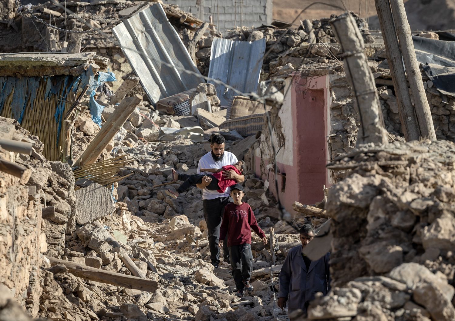 Persone si muovono tra le rovine delle case distrutte dal sisma in Marocco&nbsp;