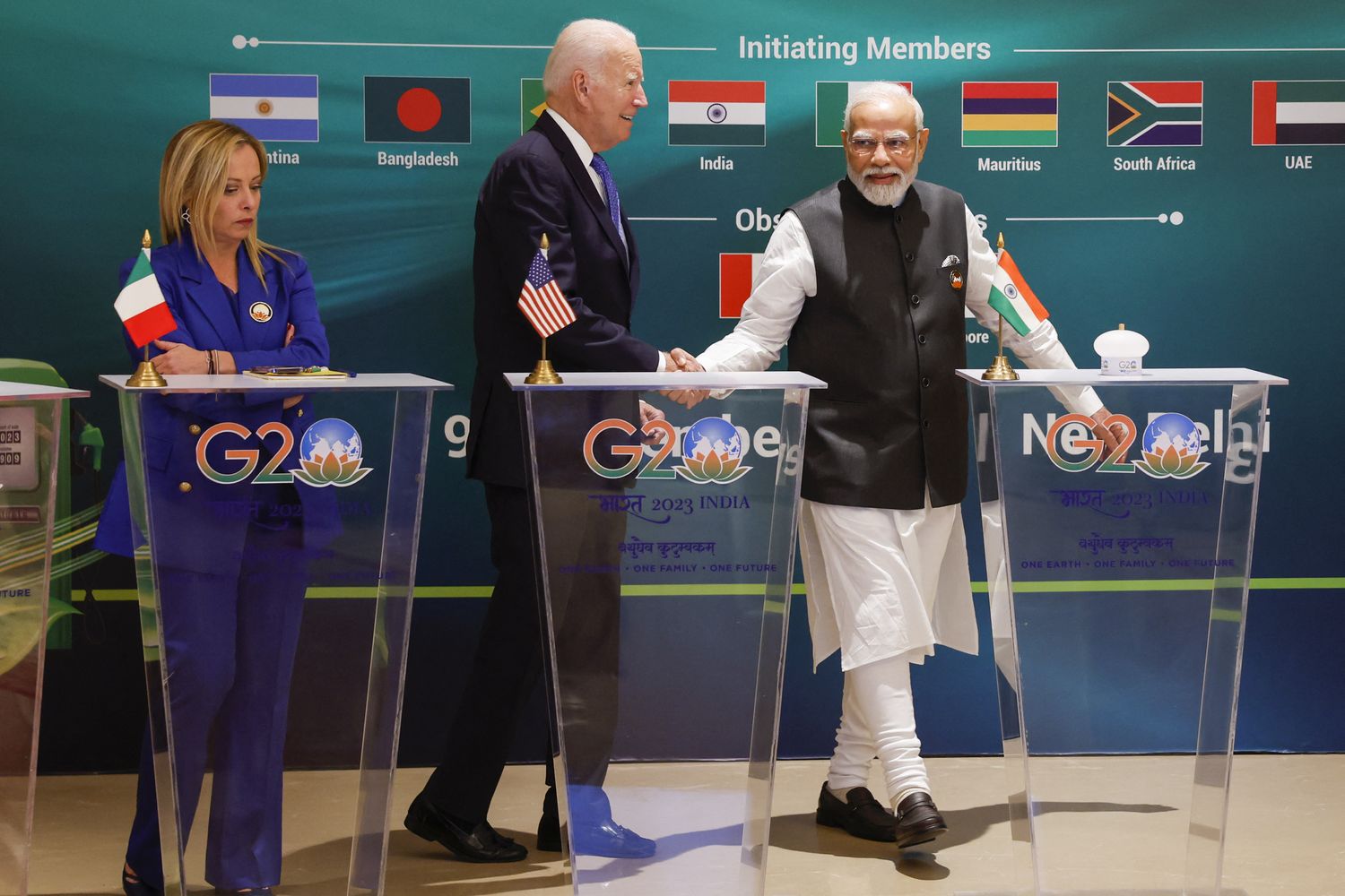 Il presidente del Consiglio Giorgia Meloni, il presidente degli Stati Uniti Joe Biden e il primo ministro indiano Narendra Modi