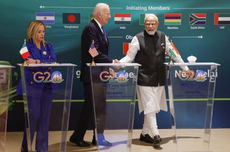 Il presidente del Consiglio Giorgia Meloni, il presidente degli Stati Uniti Joe Biden e il primo ministro indiano Narendra Modi