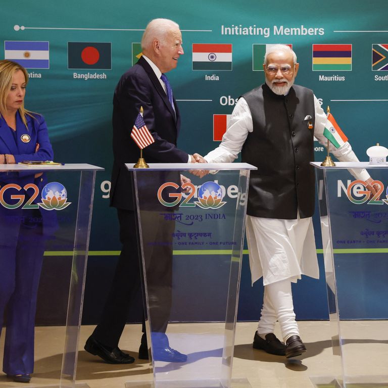 Il presidente del Consiglio Giorgia Meloni, il presidente degli Stati Uniti Joe Biden e il primo ministro indiano Narendra Modi