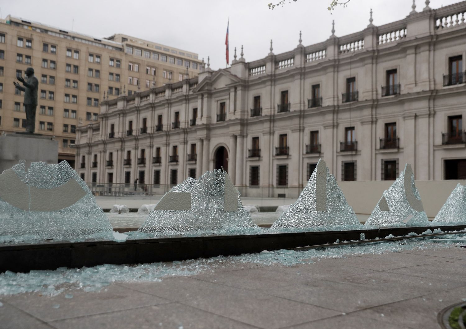 cile 50 anniversario golpe vandalizzato palazzo presidenziale marcia commemorazione boric