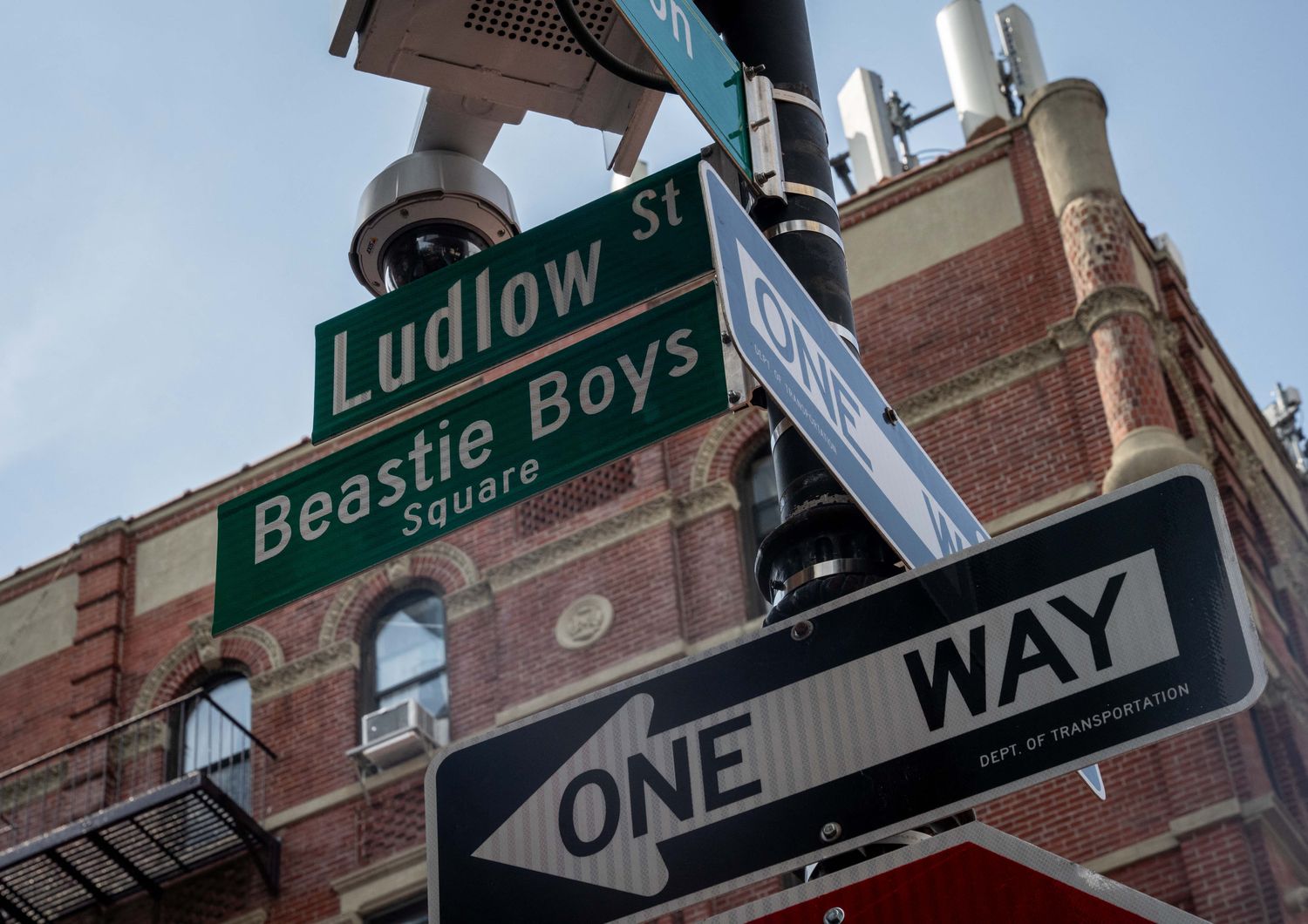 beastie boys new york dedica piazza