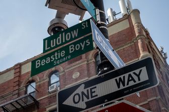 beastie boys new york dedica piazza