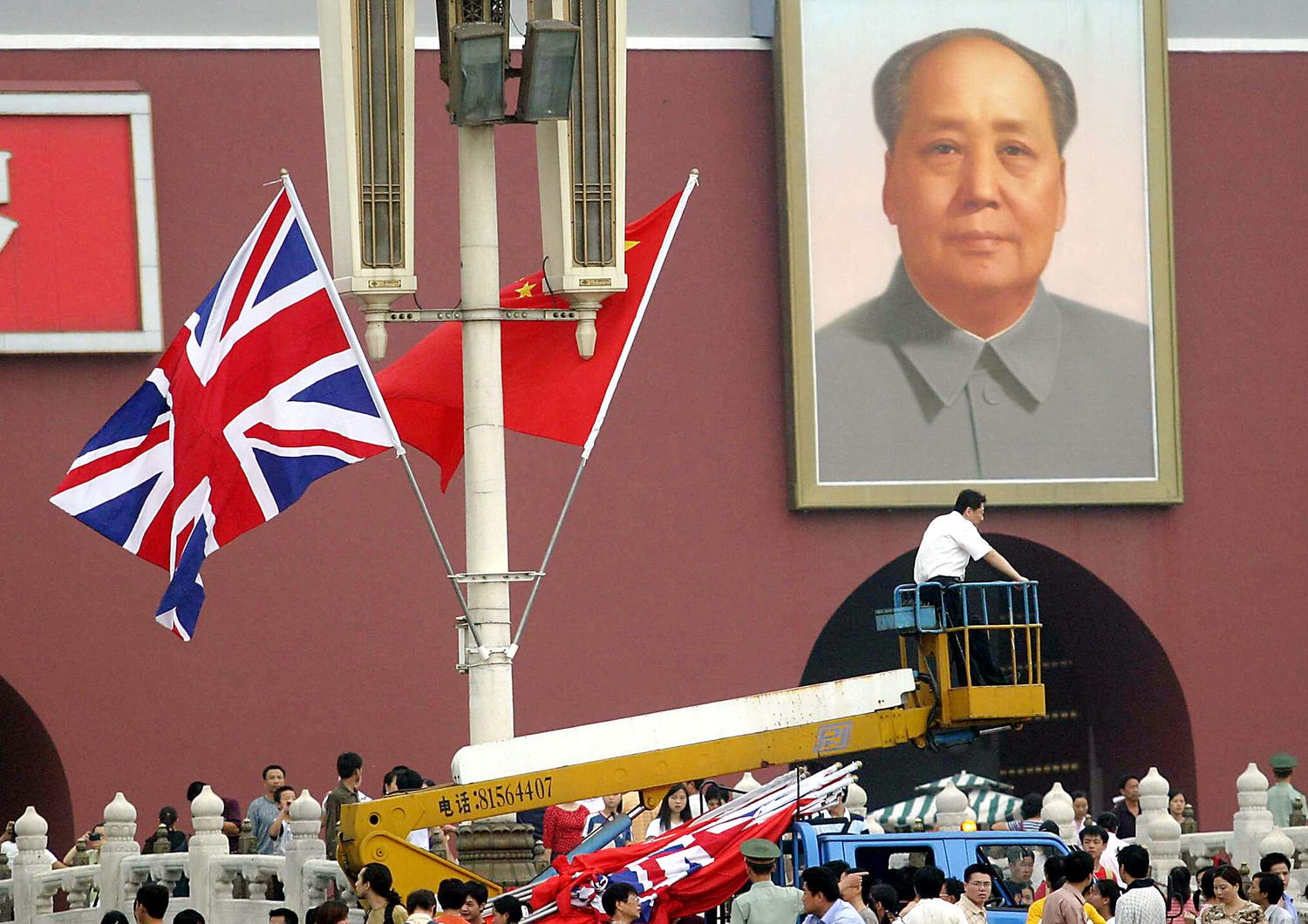 La bandiere cinese e britannica su piazza Tianamen