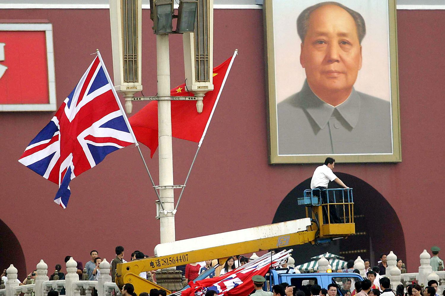 La bandiere cinese e britannica su piazza Tianamen