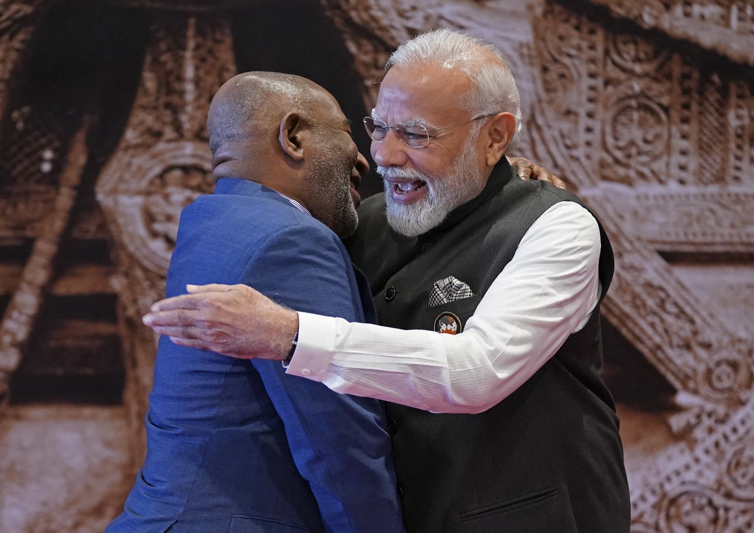 &nbsp;L'abbraccio al G20 tra il premier indiano Modi e il presidente dell'Unione africana Assoumani