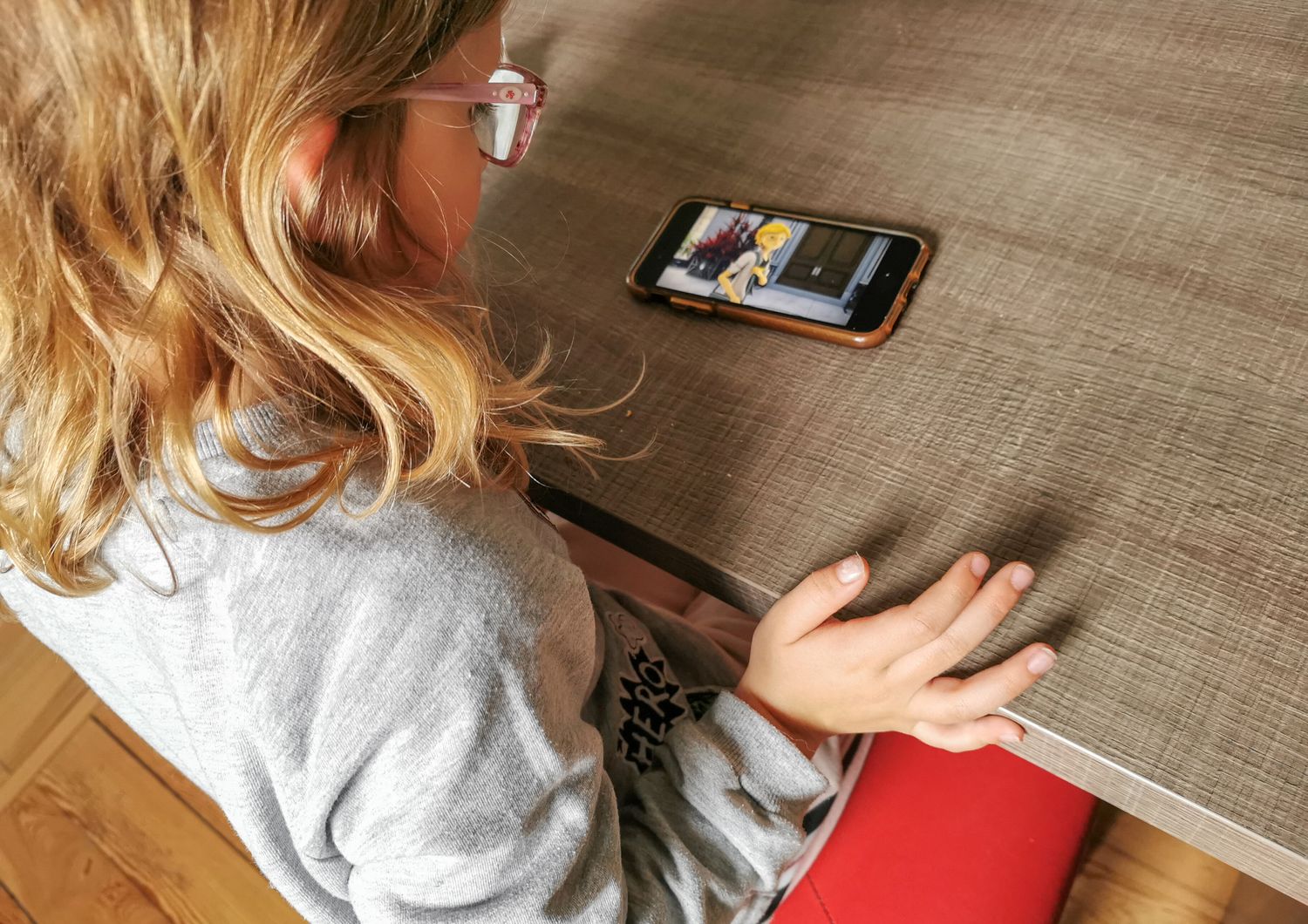 Bambina con uno smartphone