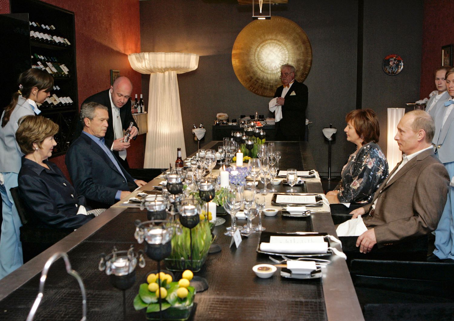 Prigozhin serve la cena a Bush durante un incontro con Putin nel 2006