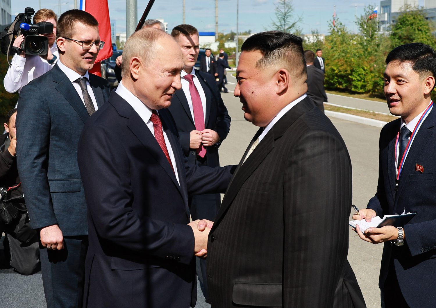 La stretta di mano tra il leader russo Putin e quello nordcoreano Kim&nbsp;