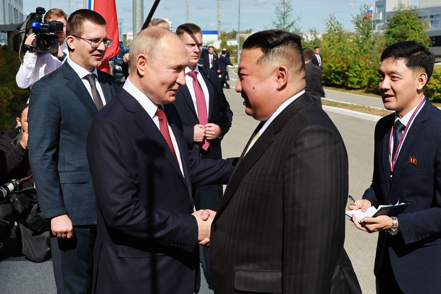 La stretta di mano tra il leader russo Putin e quello nordcoreano Kim&nbsp;