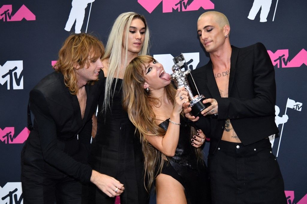 Thomas Raggi, Ethan Torchio, Victoria De Angelis e Damiano David dei Maneskin, vincitori del premio Best Rock per &quot;The Loneliest&quot; agli MTV Video Music Awards&nbsp;