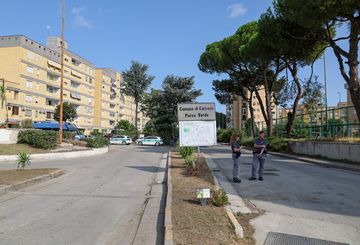 Il bimbo del Parco Verde di Caivano abbraccia il carabiniere: Hai portato  via papà, sei stato bravo