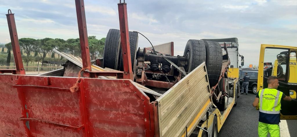 Scontro tra un tir e un bus carico di migranti sull'A1. Morti i 2 autisti, 5 feriti