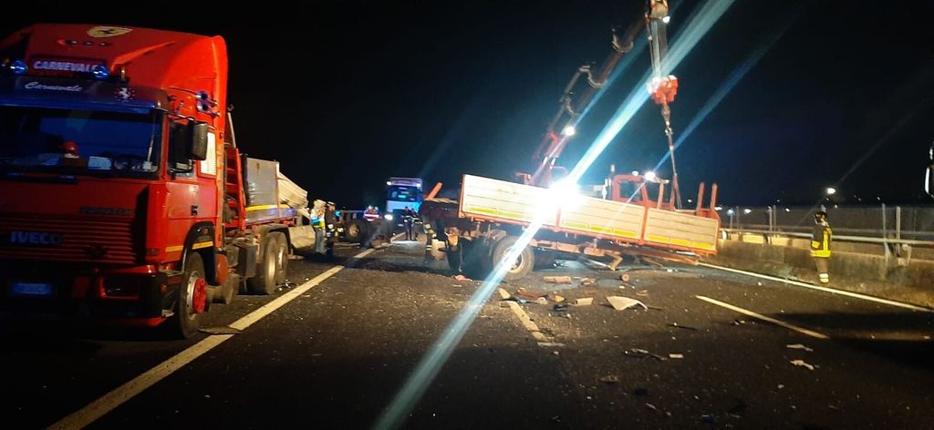 Scontro tra un tir e un bus carico di migranti sull'A1. Morti i 2 autisti, 5 feriti