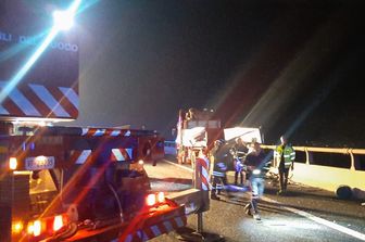 scontro tir bus migranti a1 morti