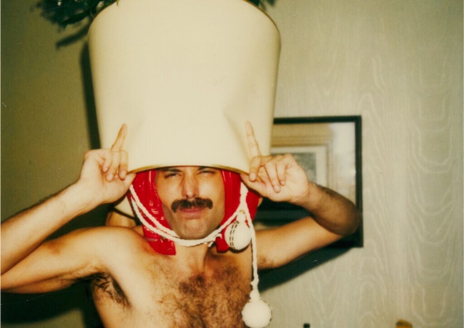 Una delle foto di Freddie Mercury messe all'asta