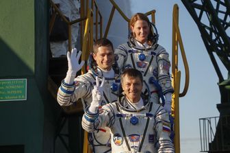 Il russo Oleg Kononenko e il suo compagno Nikolai Tchoub, insieme all'astronauta della NASA Loral O'Hara Leur&nbsp;