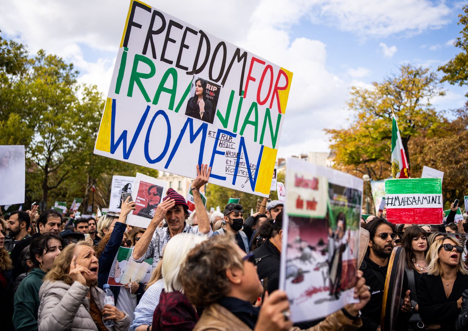Una manifestazione a sostegno delle donne iraniane