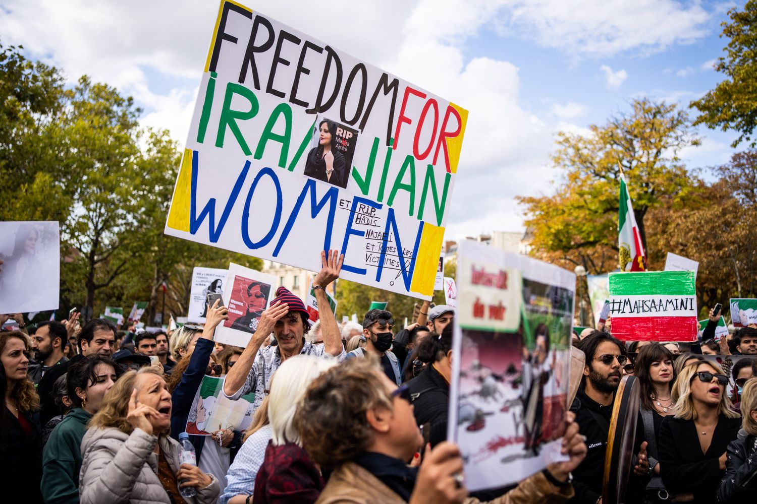 Una manifestazione a sostegno delle donne iraniane