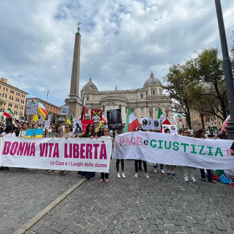 La manifestazione a Roma per Mahsa