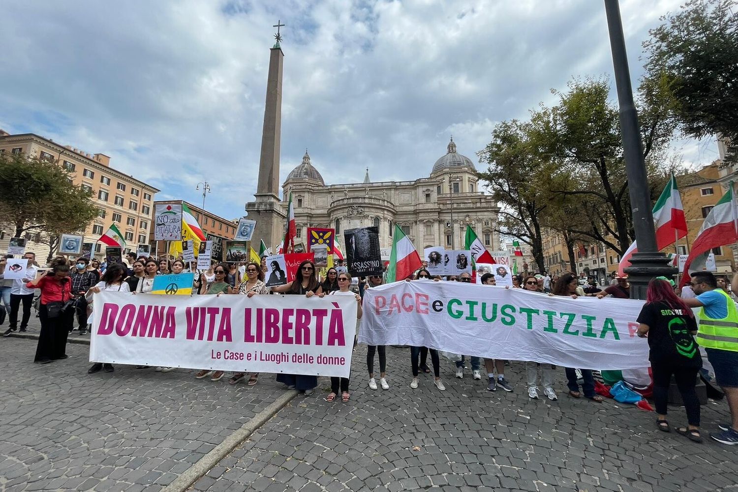 La manifestazione a Roma per Mahsa