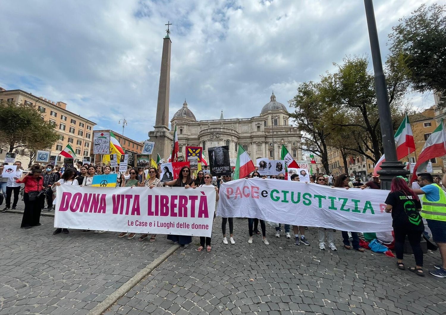 La manifestazione a Roma per Mahsa