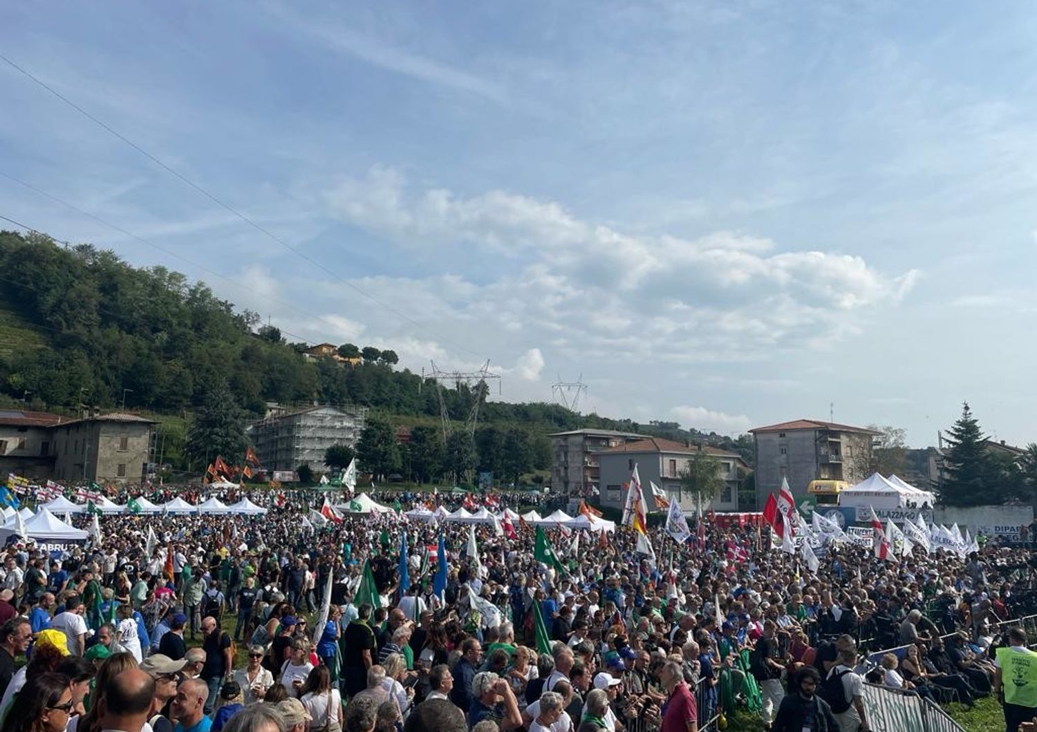 raduno lega pontida salvini gadget autonomisti shirt ponte