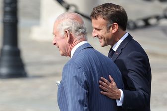 Re Carlo e Emmanuel Macron