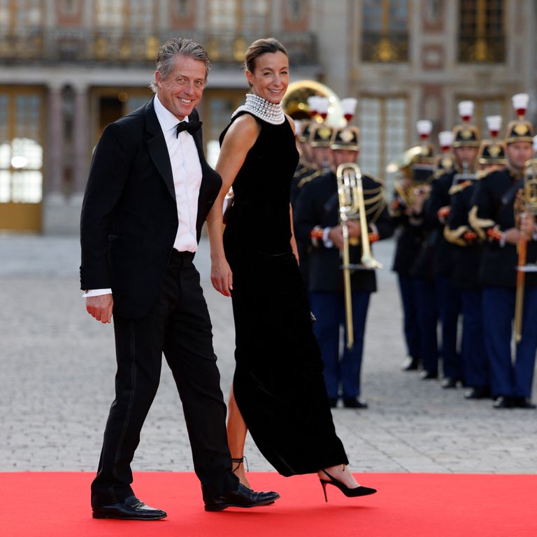 L'attore inglese Hughes Grant con la moglie invitati al banchetto di Stato a Versailles per il re Carlo&nbsp;