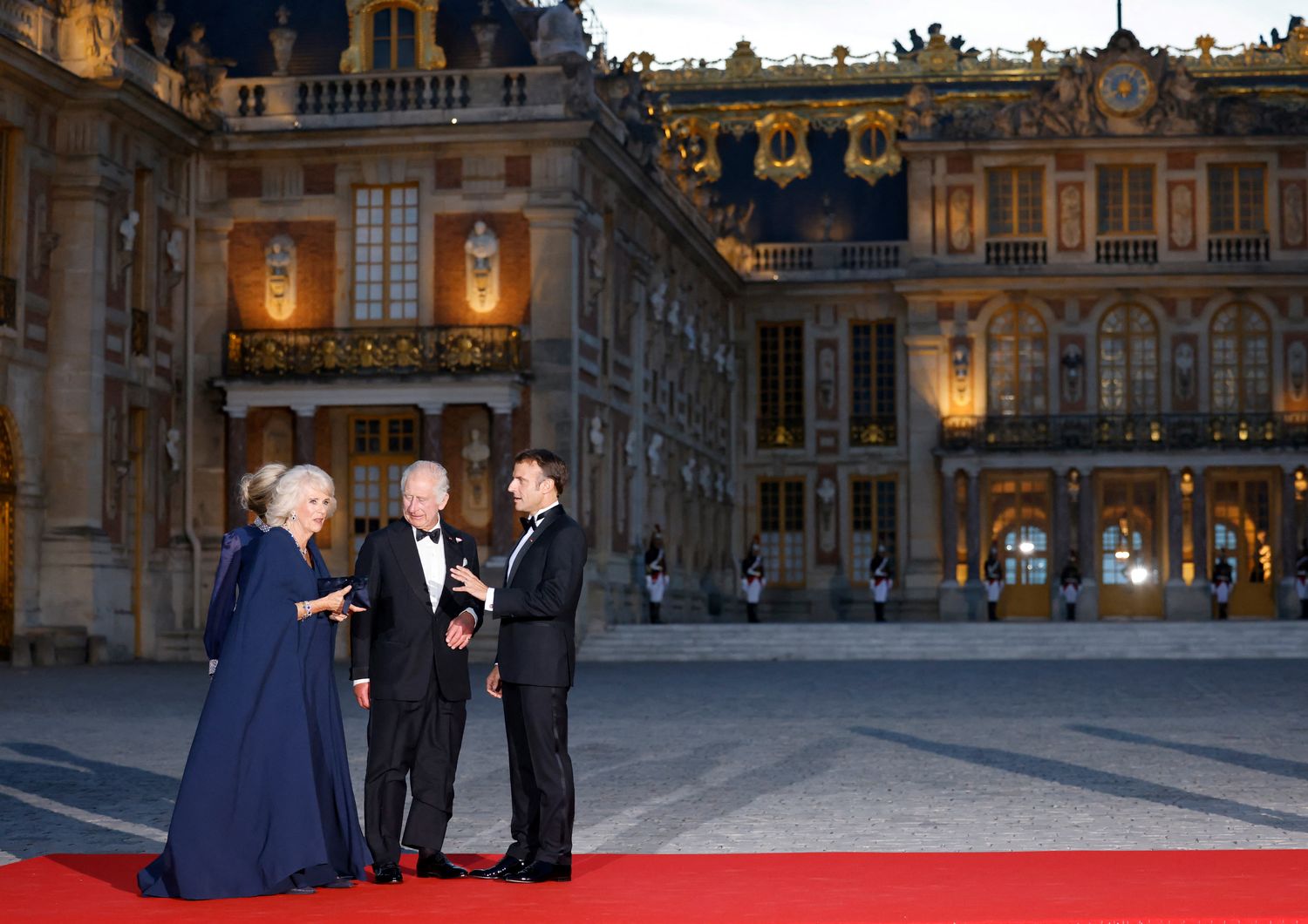 Carlo e Camilla accolti a Versailles da Emmanuel e Brigitte Macron