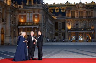 Carlo e Camilla accolti a Versailles da Emmanuel e Brigitte Macron