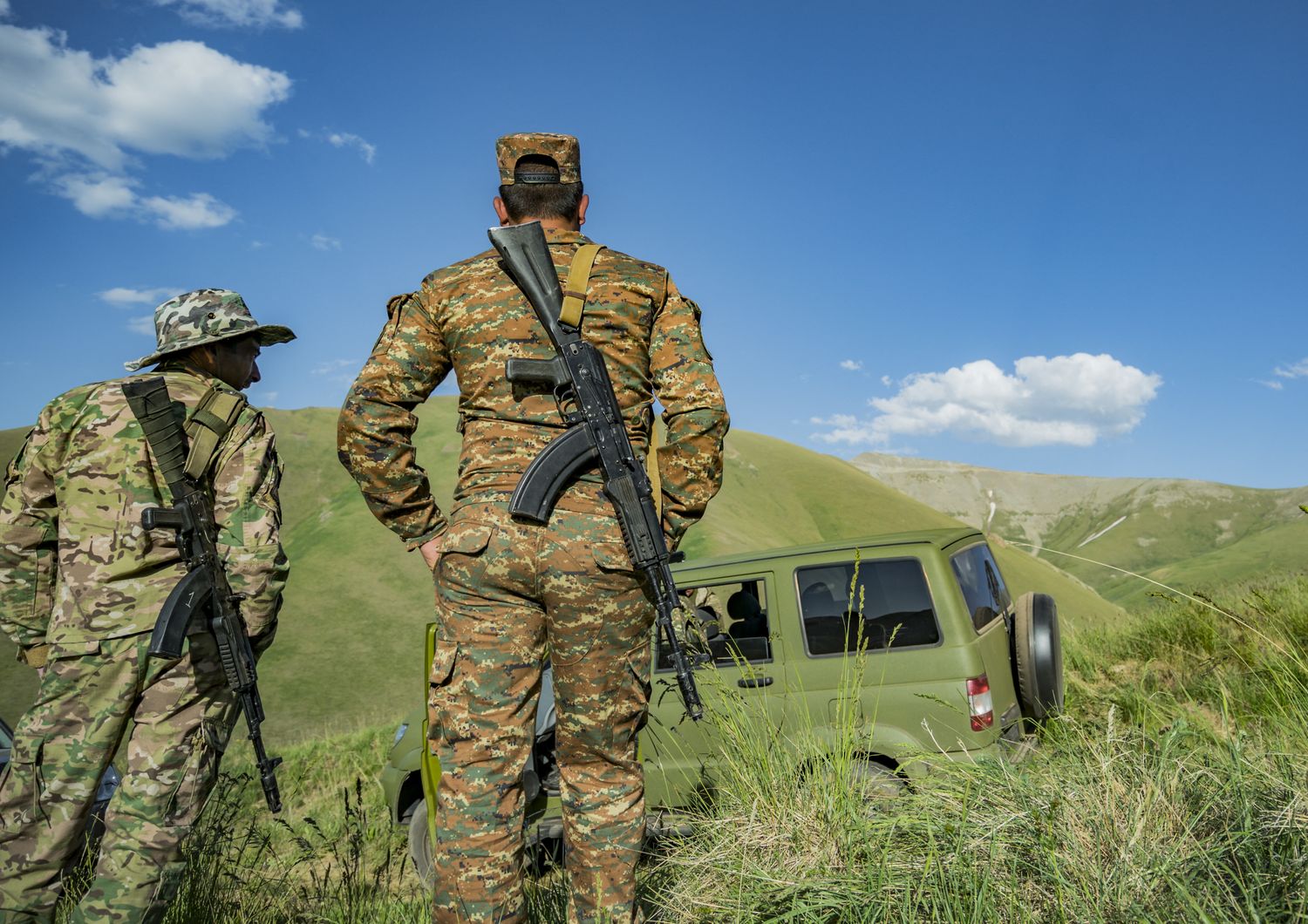 Soldati armeni vicino alla frontiera con l'Azerbaigian