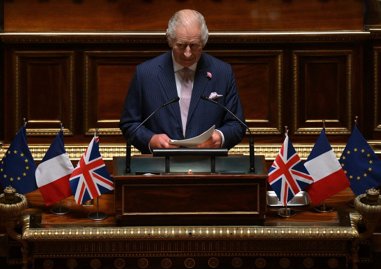 Re Carlo III al Senato di Parigi