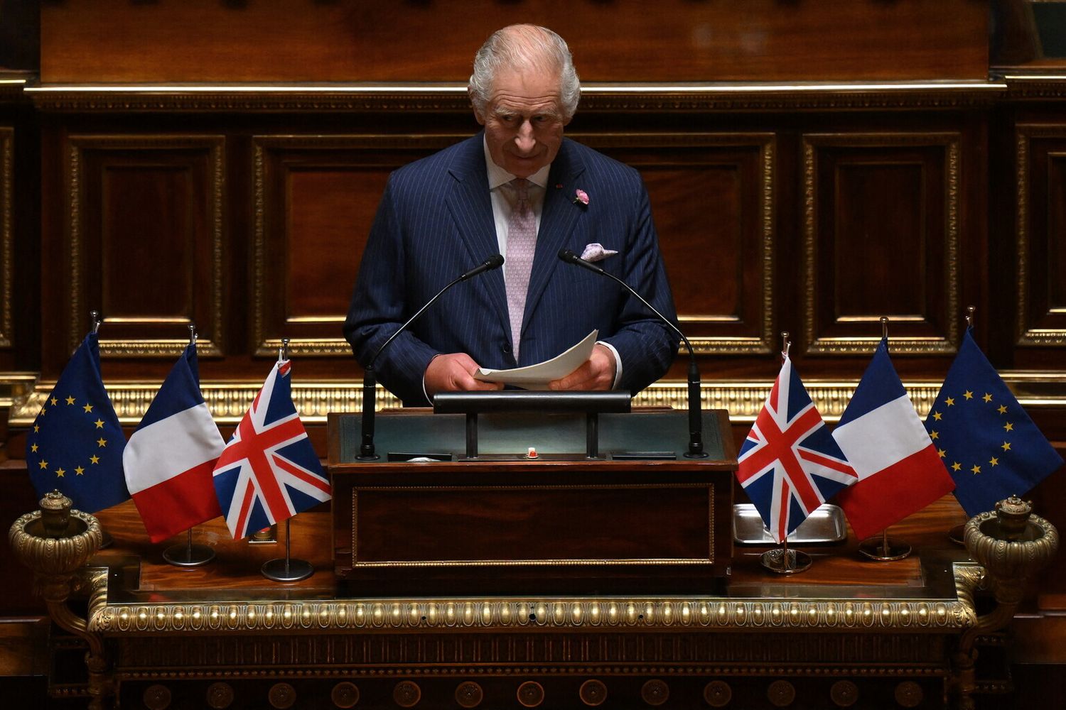 Re Carlo III al Senato di Parigi