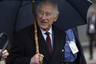 Re Carlo III con un ombrello Talarico