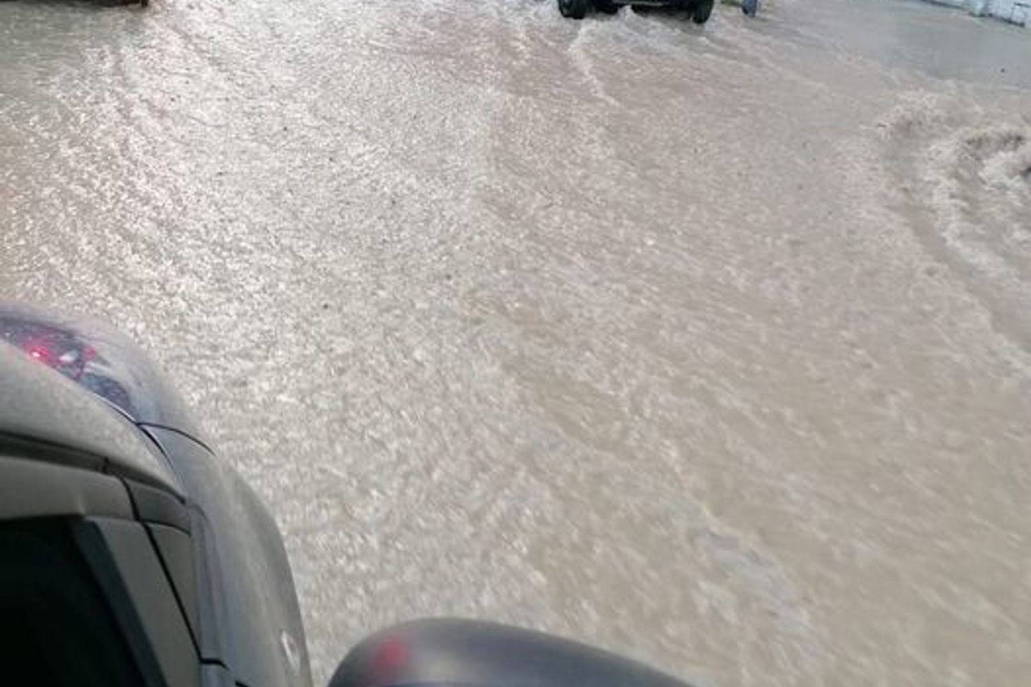 Un fiume d'acqua per la rottura di una condotta a Roma nel quartiere Gianicolense