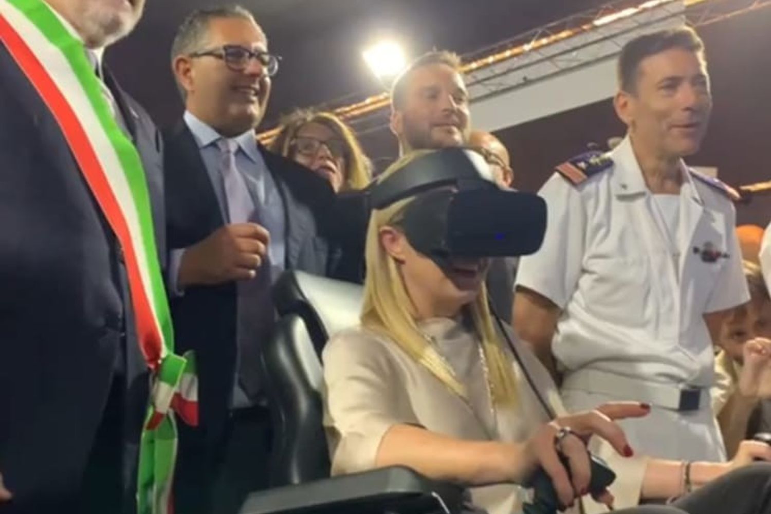 Giorgia Meloni prova il simulatore della Marina Militare