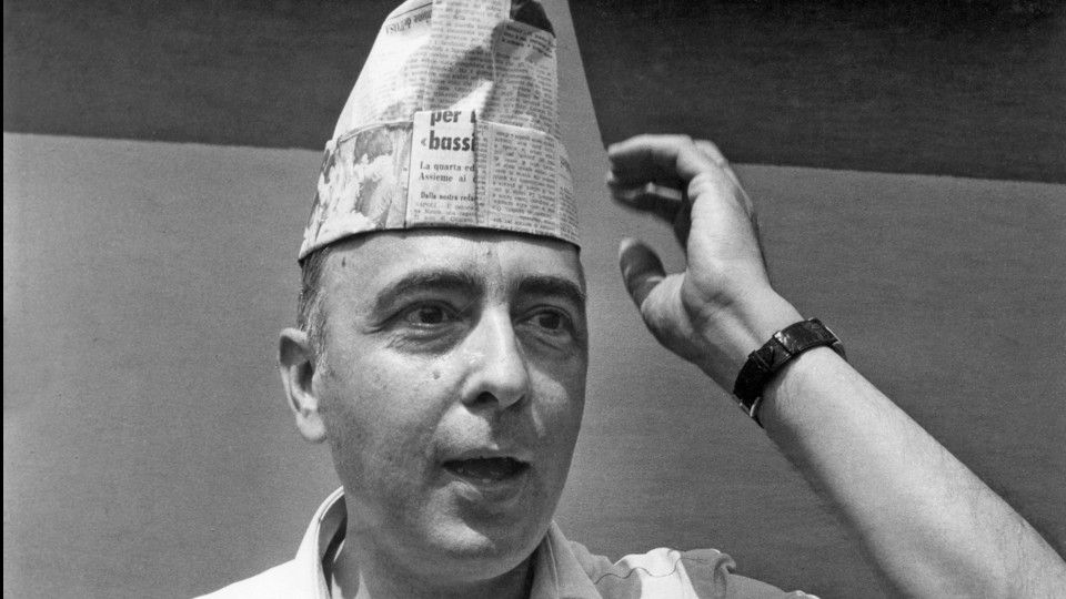 1979 Roma, deputato del PCI con un cappello di carta, partecipa alla manifestazione dei metalmeccanici&nbsp;