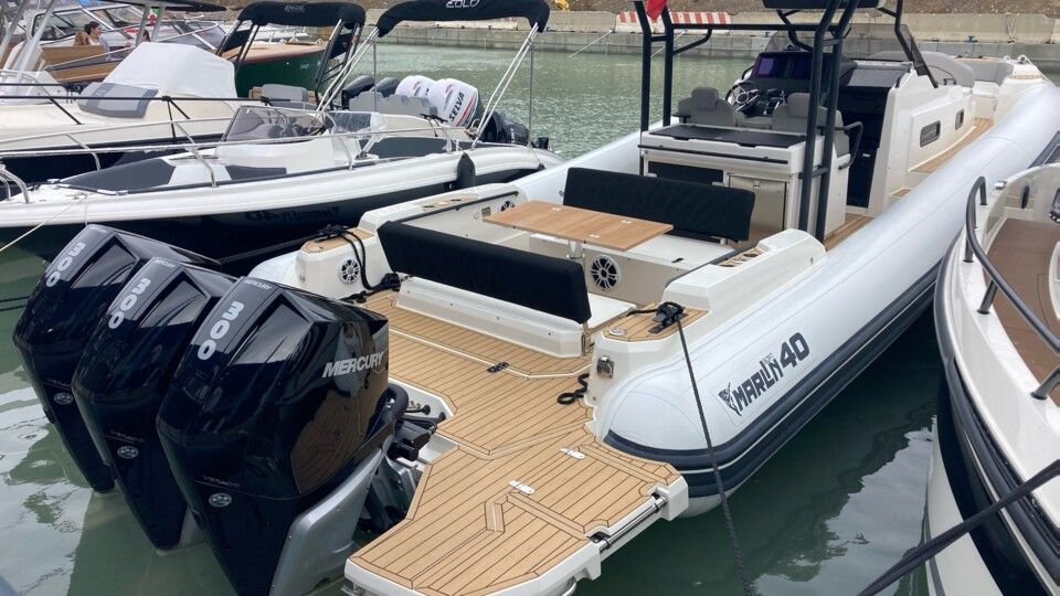 e il Marlin 40, sempre cabinato, dalle finiture impeccabili e presentato con 3 Mercury Verado da 300 cv&nbsp;