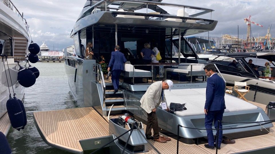 Il Gruppo Ferretti ha presentato il suo elegantissimo Diva 82, un 25 metri con fiancate abbattibili motorizzato con una coppia di Man da 1.800 cv l&rsquo;uno&nbsp;