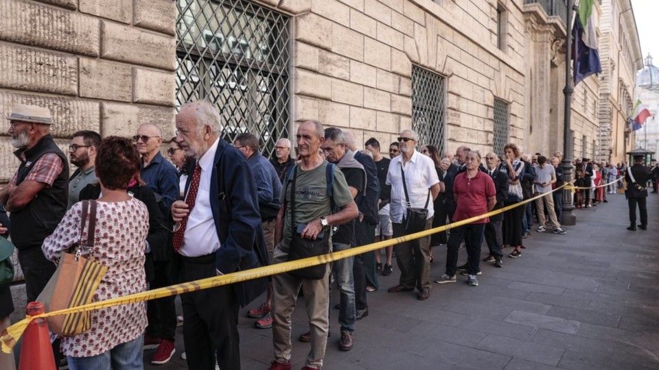 Cittadini in fila per l'omaggio a Napolitano