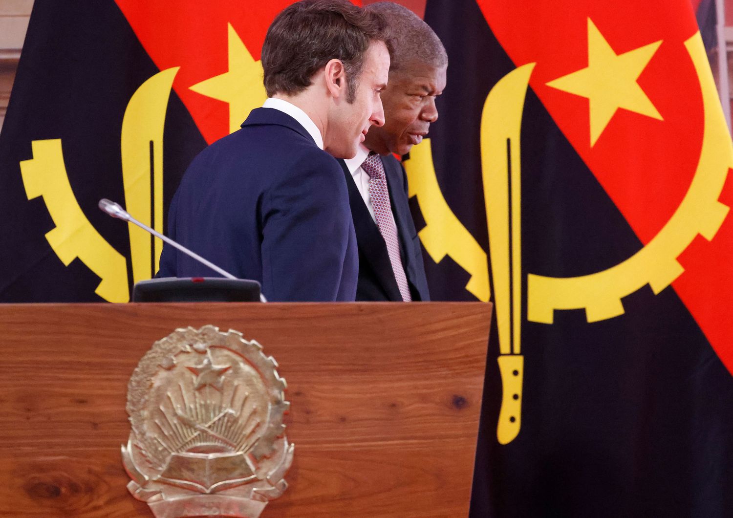 Emmanuel Macron con il presidente dell'Angola