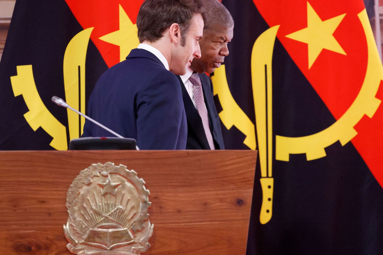 Emmanuel Macron con il presidente dell'Angola